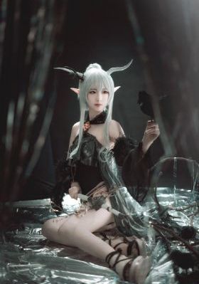 边亲边往衣服里放_4K超清免费观看